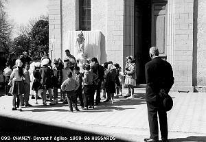 092- Chanzy- Algerie- devant l'eglise- 1959- 9e Hussards